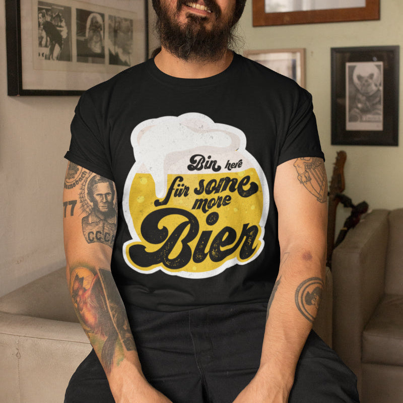 Bin here für some more Bier – Lustiges Partyshirt für Männer mit Denglisch
