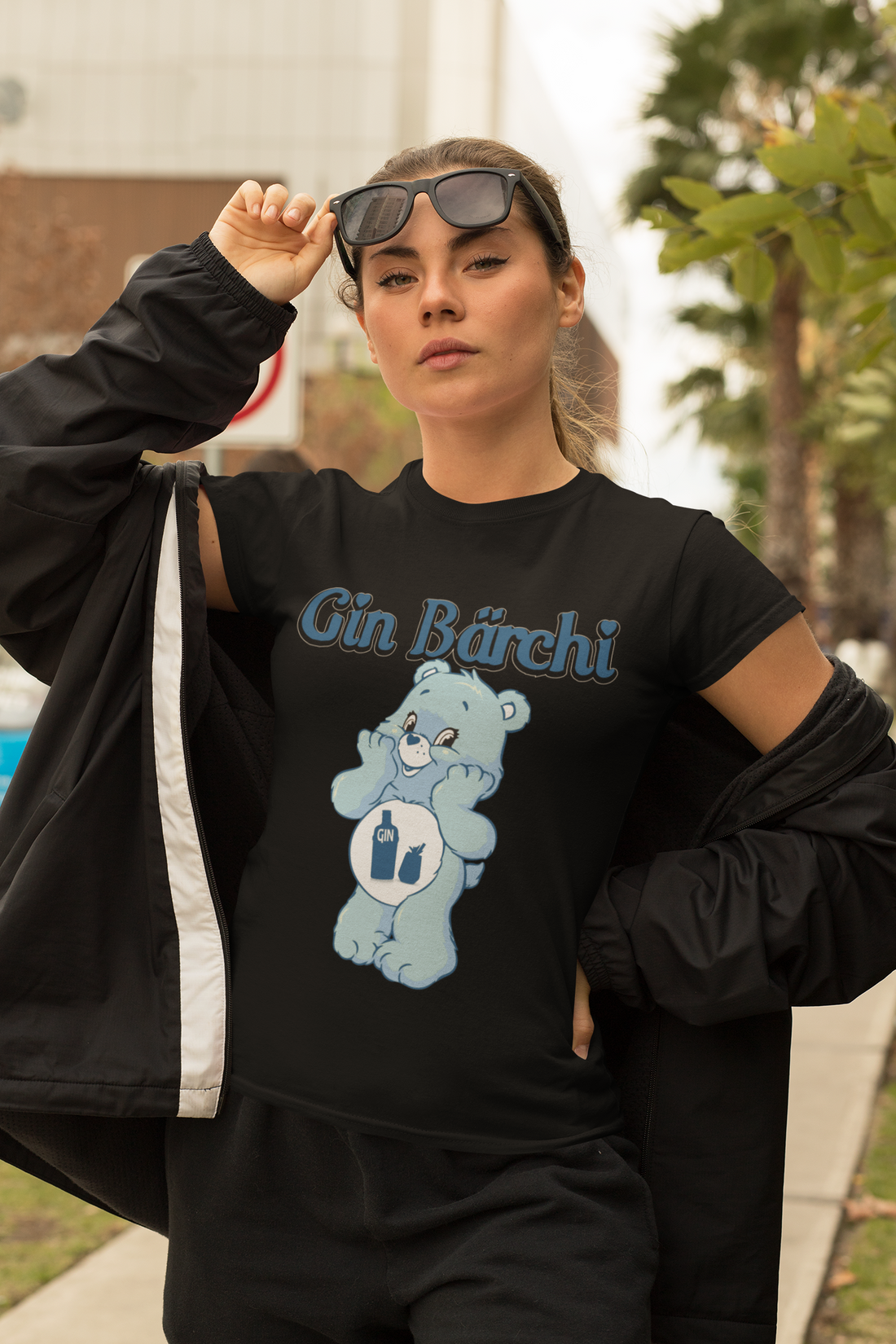 Blonde Frau mit Schwarzem Damenshirt mit Gin Bärchi Design mit Gin Flasche und Glas