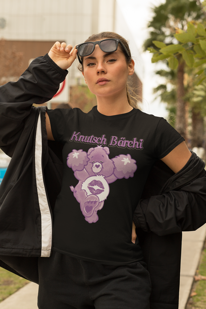 Blonde Frau mit Schwarzem Damenshirt mit Knutsch Bärchi Glücksbärchi Design