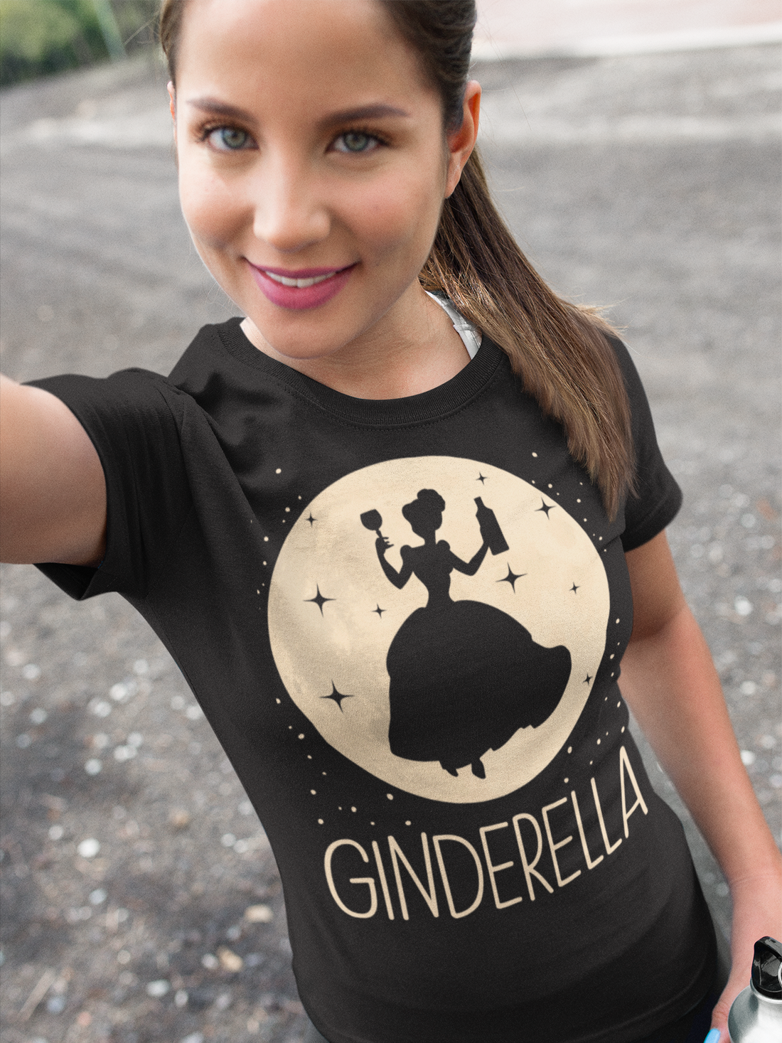 Brunette Frau mit Schwarzem Damenshirt mit Ginderella Prinzessin Design