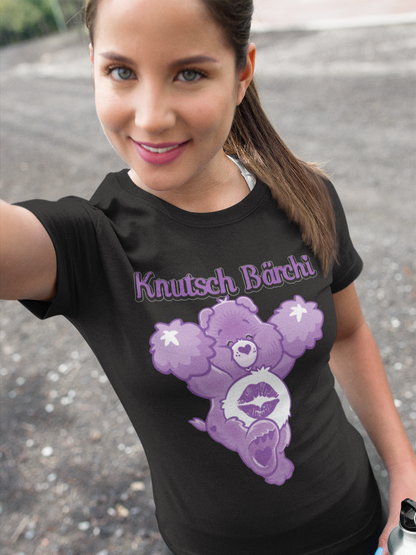 Brunette Frau mit Schwarzem Damenshirt mit Knutsch Bärchi Glücksbärchi Design