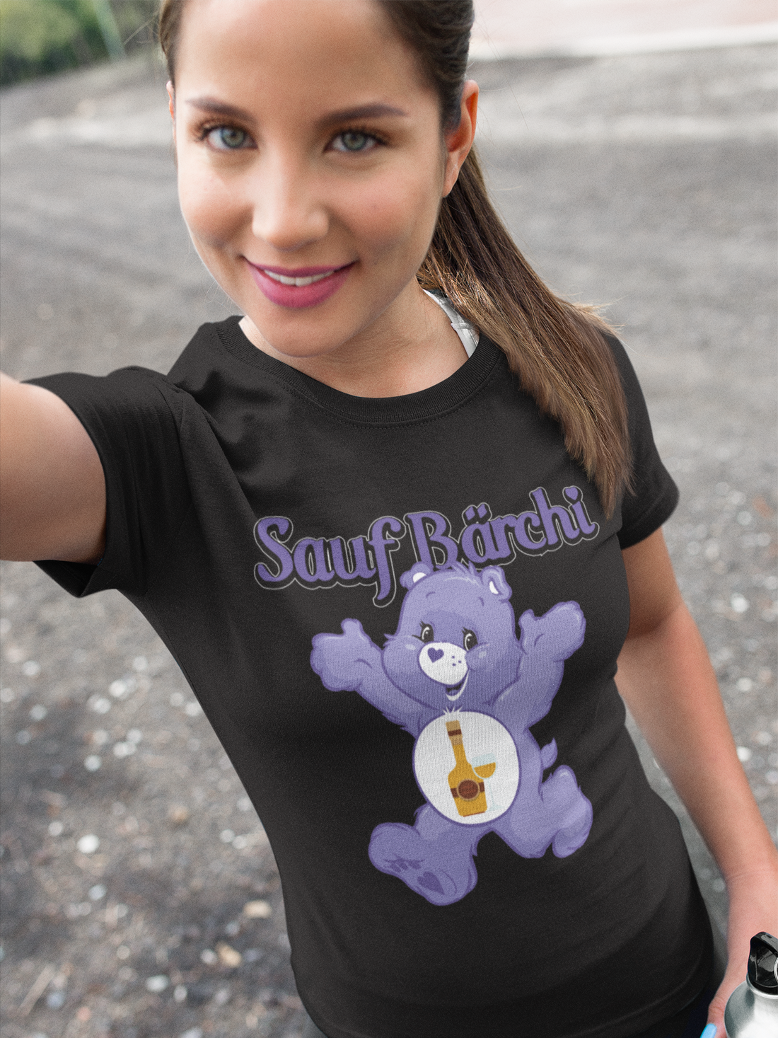 Brunette Frau mit Schwarzem Damenshirt mit Sauf Bärchi Glücksbärchi Design