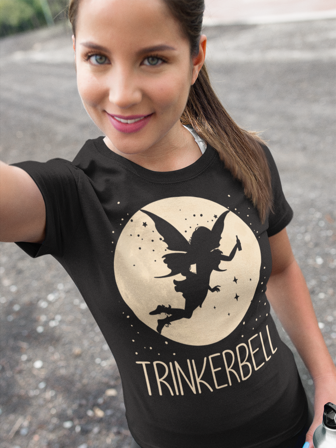 Brunette Frau mit Schwarzem Damenshirt mit Trinkerbell Prinzessin Design