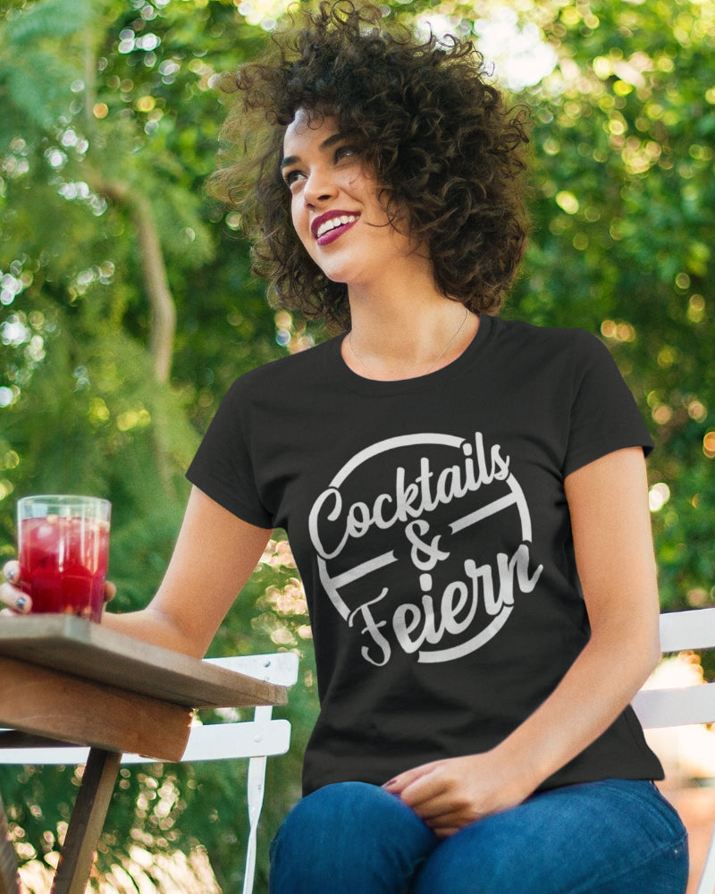 Damen T-Shirt mit Aufdruck Cocktails &amp; Feiern – Party Outfit Sommerlook