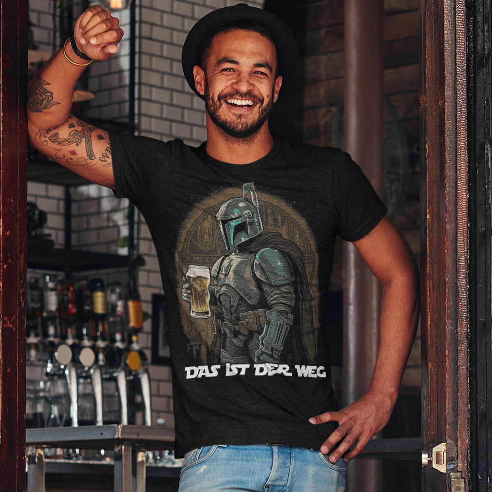 Das ist der Weg Mandalorian Herren Shirt mit Bierglas Model vor einer Bar