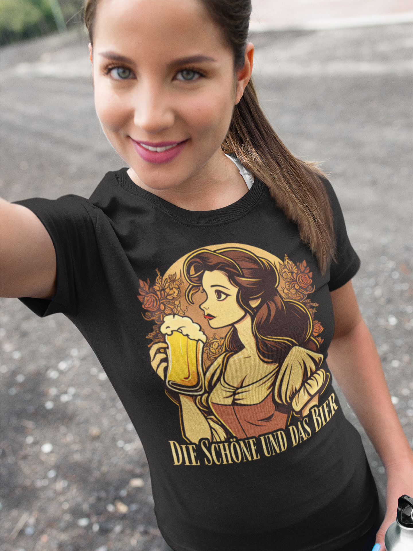 Die Schöne und das Bier Retro Grafik - Damen Premium Bio T-Shirt Farbe Schwarz