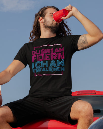Herren Festival T-Shirt – Lustiger Spruch Du bist am Feiern ich am Eskalieren