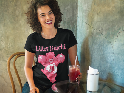 Dunkelhaarige Frau mit Schwarzem Lillet Bärchi Glücksbärchi Damenshirt mit Lillet Flasche und Glas