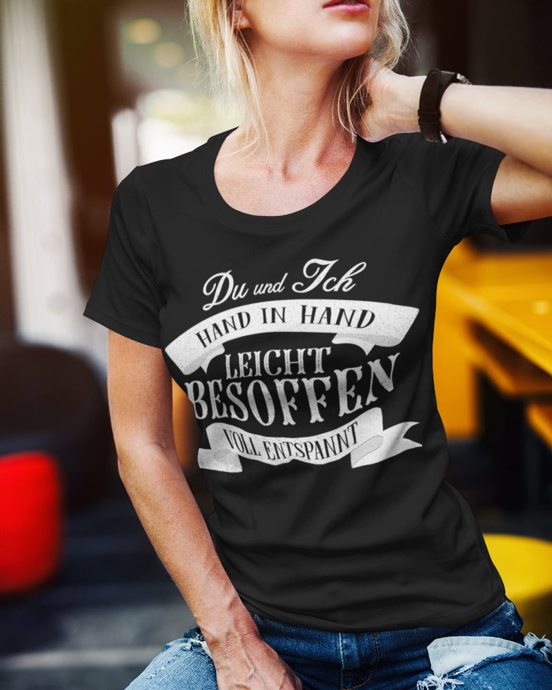 T-Shirt Du und ich Hand in Hand leicht besoffen – Damen Funshirt mit Spruch