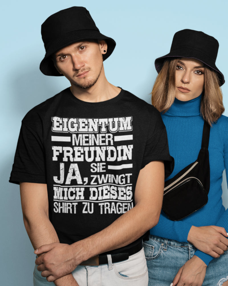 Herren T-Shirt – Eigentum meiner Freundin – Funshirt Geschenk Paarhumor