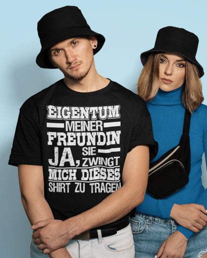 Herren T-Shirt – Eigentum meiner Freundin – Funshirt Geschenk Paarhumor