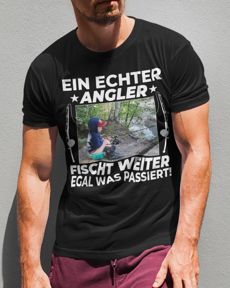 Ein echter Angler fischt weiter egal was passiert lustiges Männer Shirt Geschen