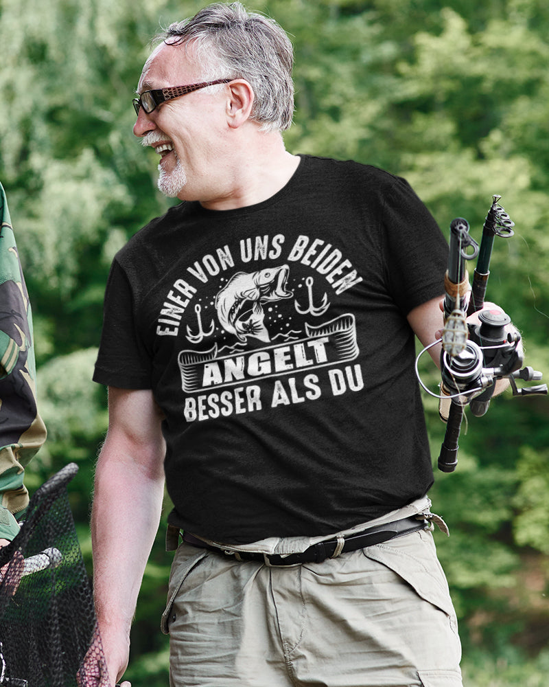Lustiges Angler Shirt Einer von uns beiden angelt besser als du Männer Spruch