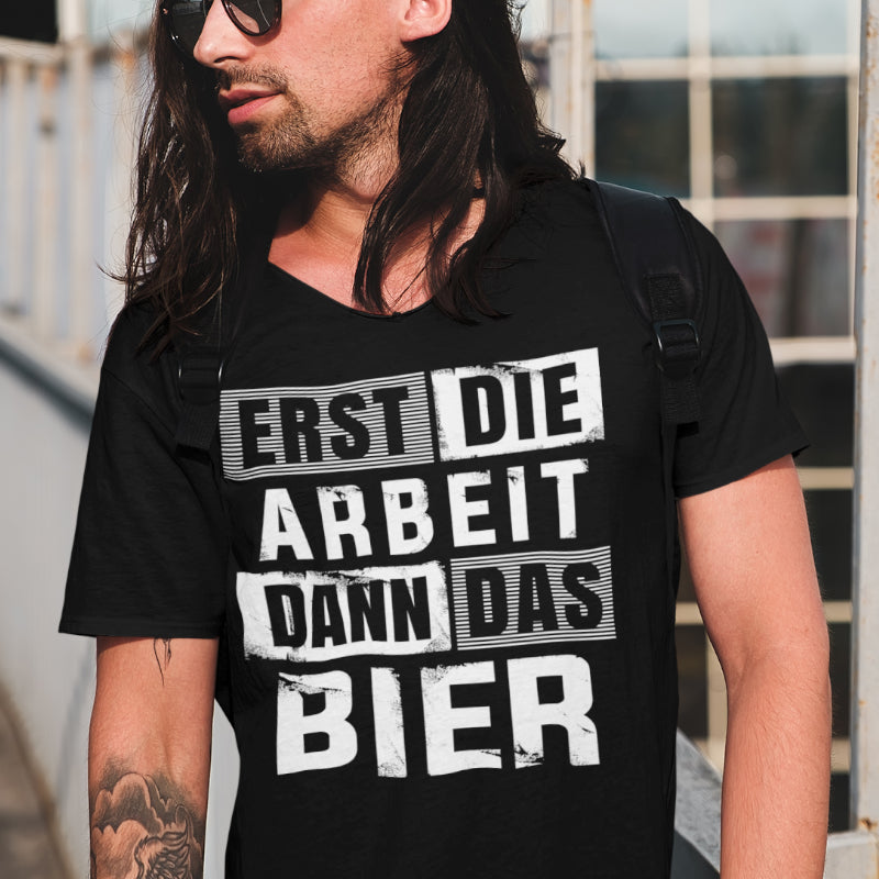 Bier Spruch Shirt Männer – Erst die Arbeit dann das Bier Funshirt für Feierabend