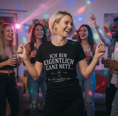 Ich bin eigentlich ganz nett bis ich nüchtern bin - Damen T-Shirt