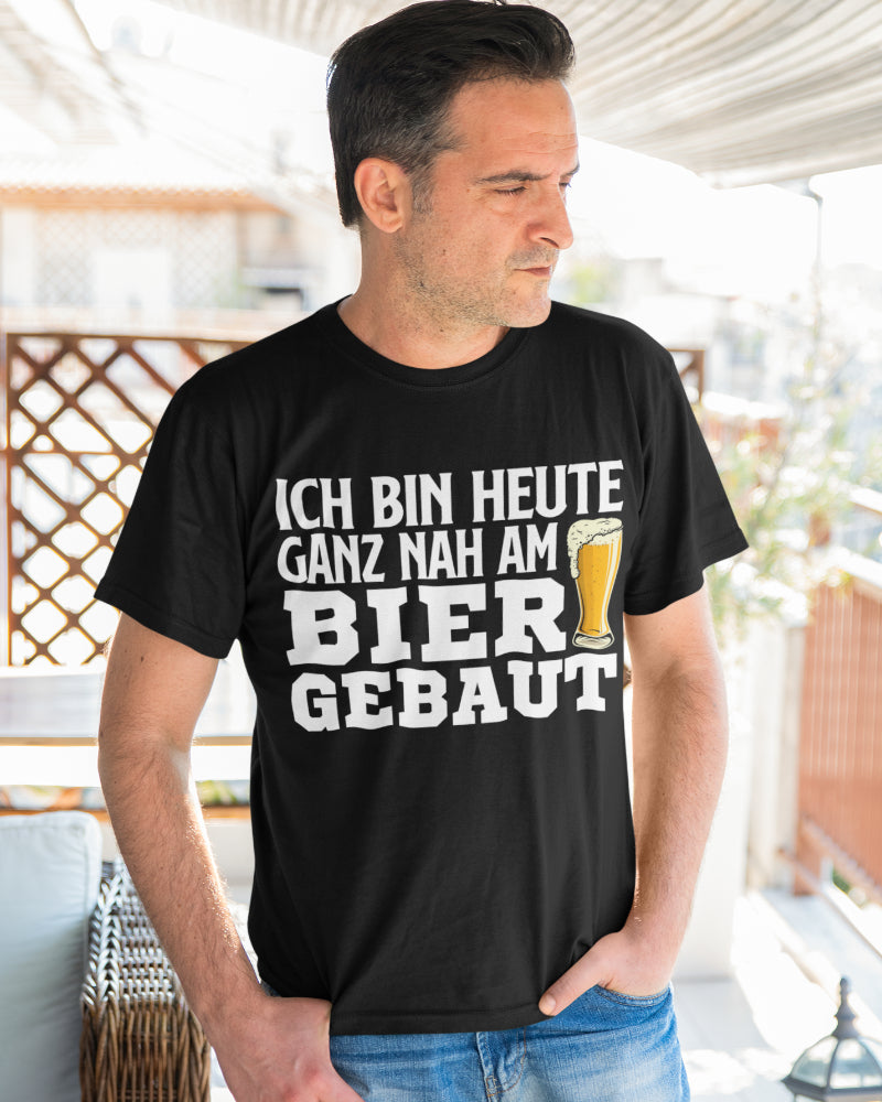 Premium Bio T-Shirt Männer – Ich bin heute ganz nah am Bier gebaut Style