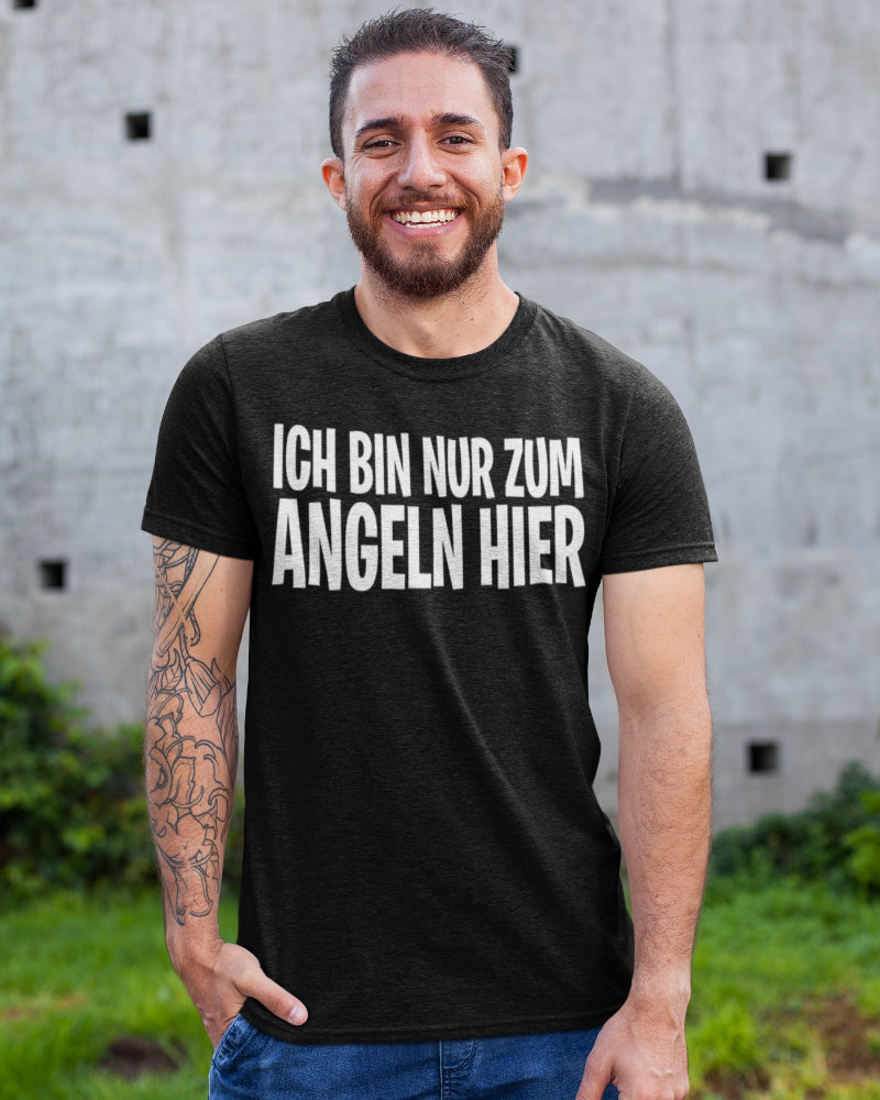 Ich bin nur zum Angeln hier – Lustiges Angler Spruchshirt für Männer