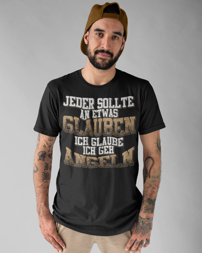 Jeder sollte an etwas glauben – Angelshirt mit witzigem Angler Spruch für Herren