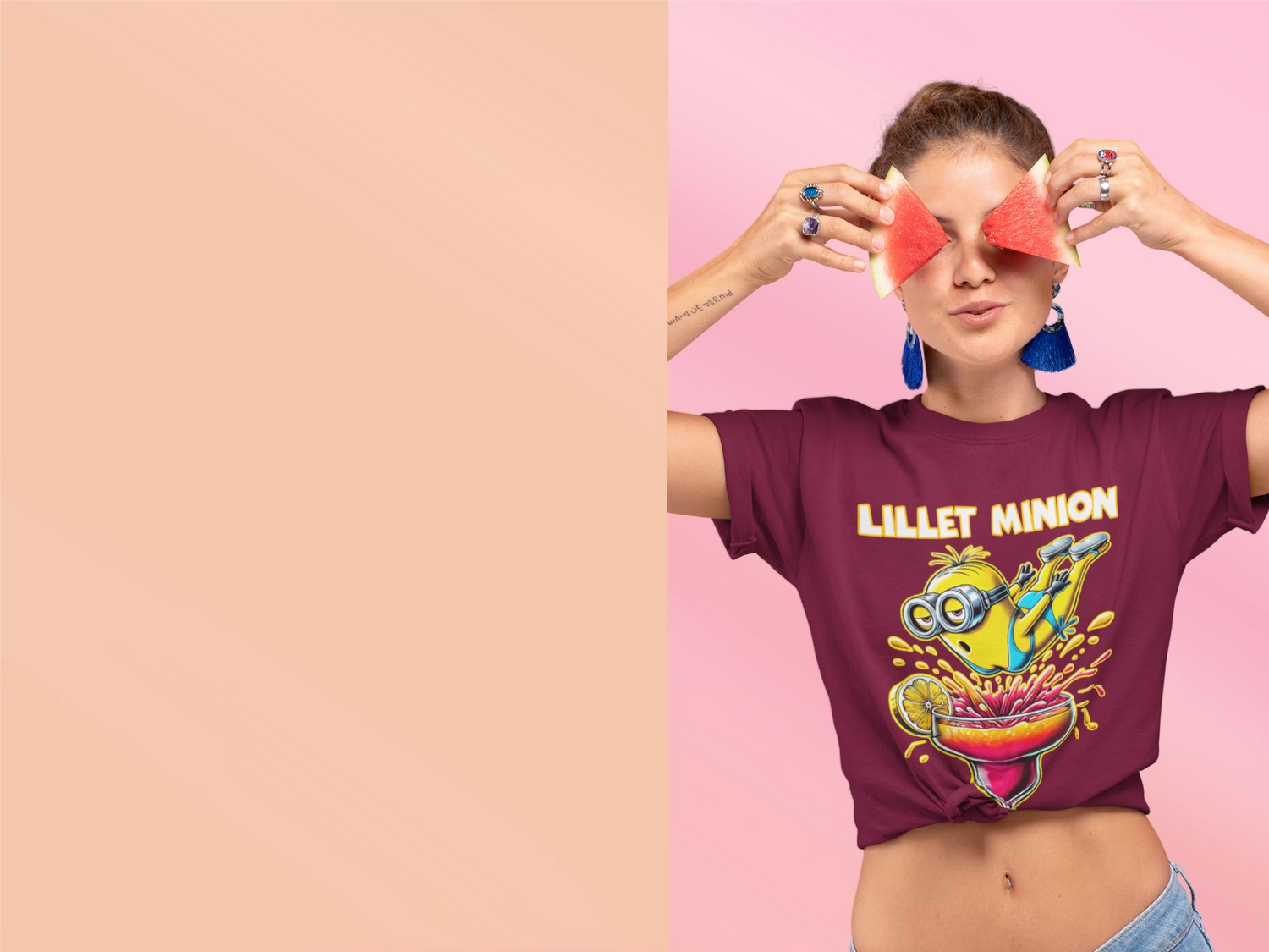 Junge Frau hält Melonenstücke vor ihre Augen und trägt ein Burgundy farbenes Lillet Minion Damenshirt