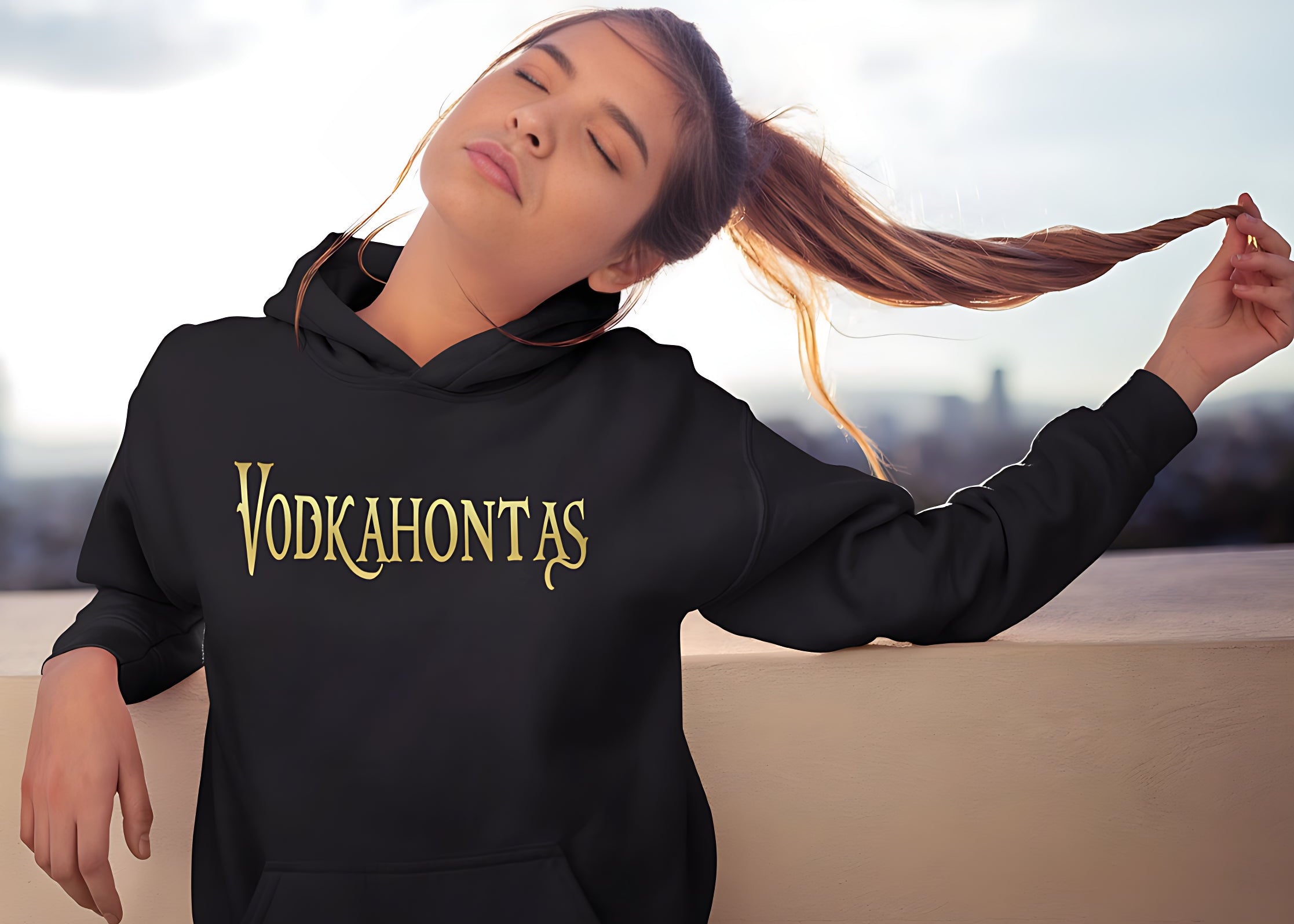 Junge Frau mit einem Vodkahontas Prinzessinnen Gold Damen Hoodie