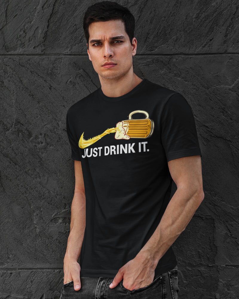 Coole Herren Bier T-Shirt Parodie Just Drink It Swoosh Spruch Bio Baumwolle