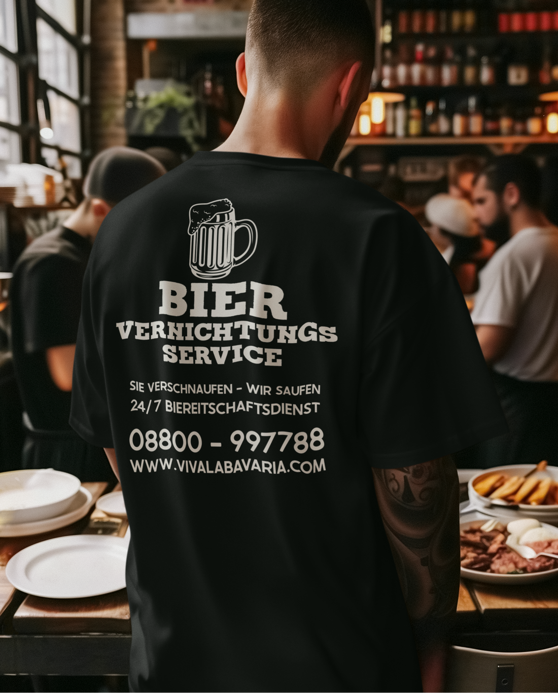 Mann ist in einem Restaurant mit einem Rücken bedruckten T-Shirt mit Bier Vernichtungs Service aufdruck