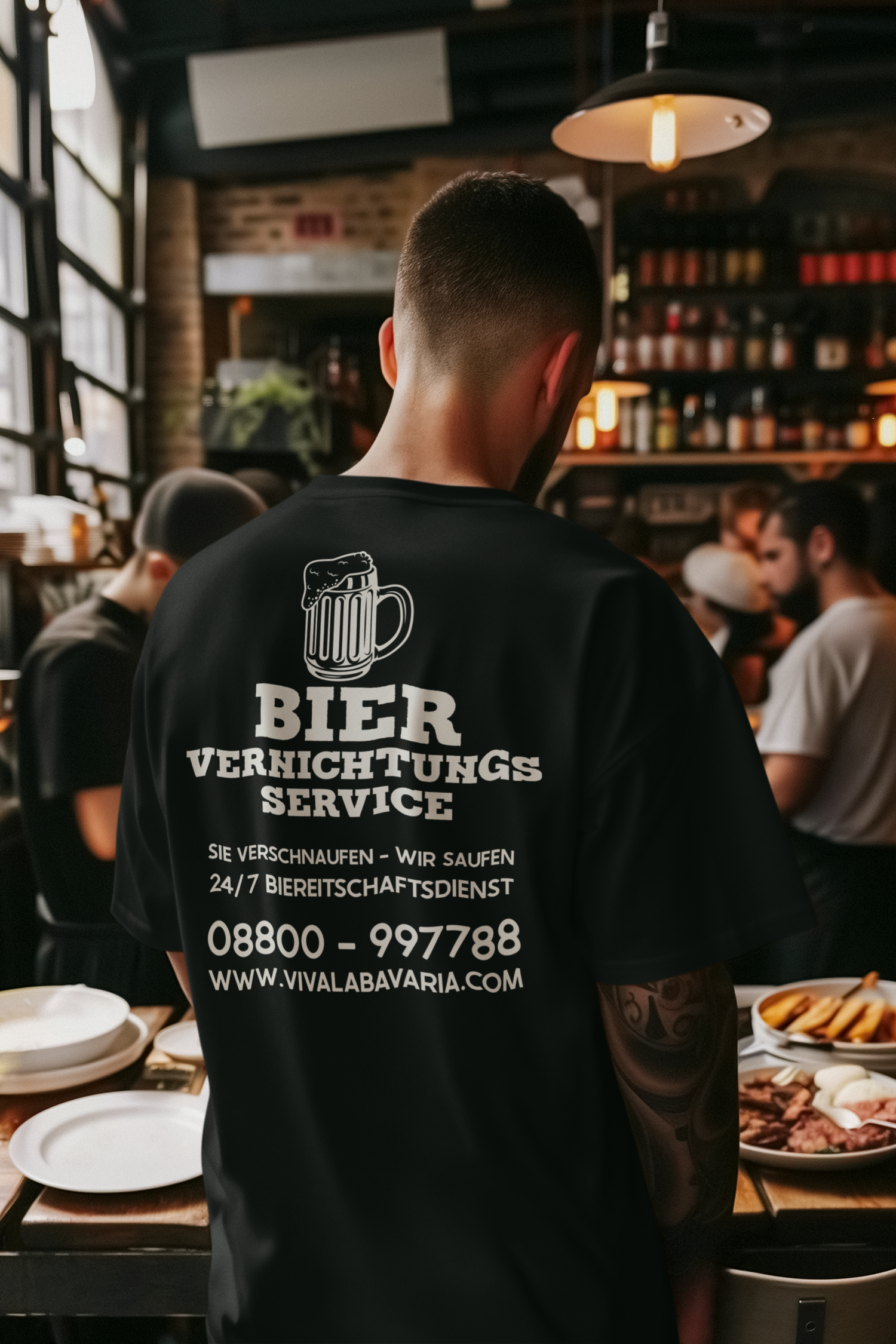 Mann ist in einem Restaurant mit einem Rücken bedruckten T-Shirt mit Bier Vernichtungs Service aufdruck