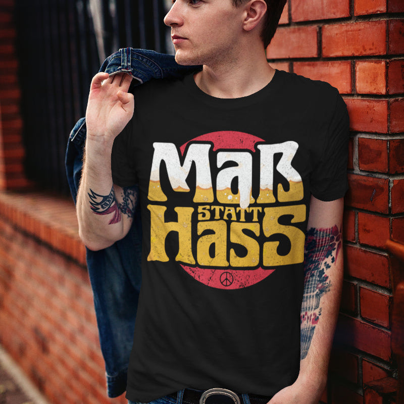 Friedliches Herren T-Shirt mit Spruch Maß Bier statt Hass und Peace Zeichen