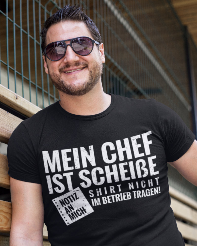 Herren T-Shirt – Mein Chef ist scheiße, nicht im Betrieb tragen – Job Spaß