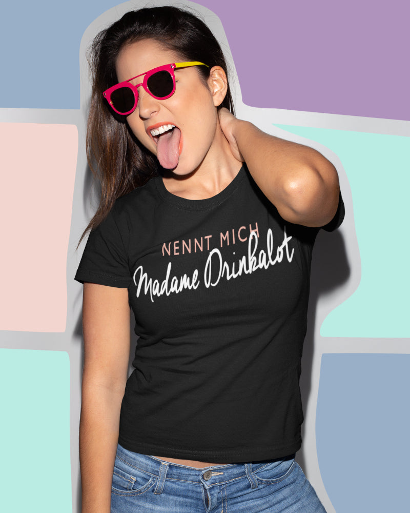 Nennt mich Madame Drinkalot – lustiges Damen Shirt mit Alkohol Spruch