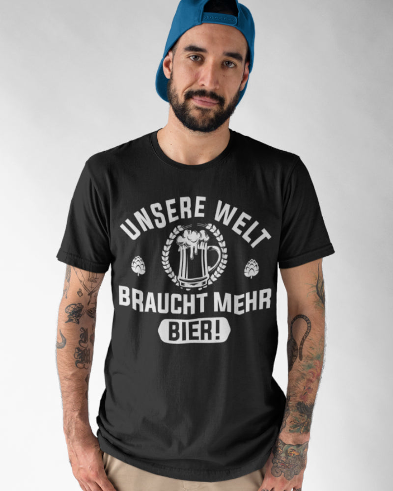 Unsere Welt braucht mehr Bier – Lustiges Männer T-Shirt für Bierfans