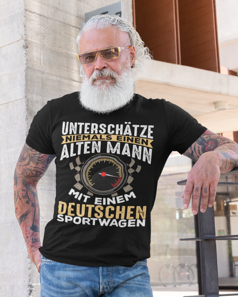 Auto T-Shirt Herren – Unterschätze nie alten Mann mit deutschem Sportwagen