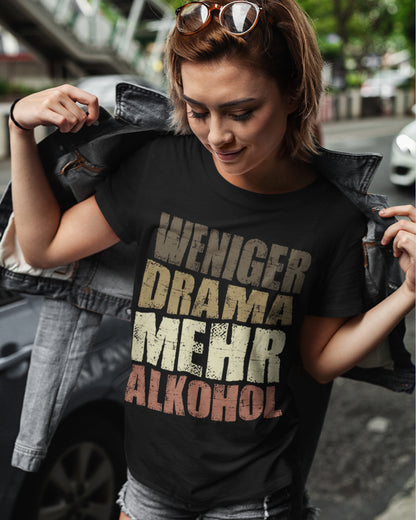 Weniger Drama mehr Alkohol Shirt Damen – Freches Spruchshirt für Party &amp; Feier