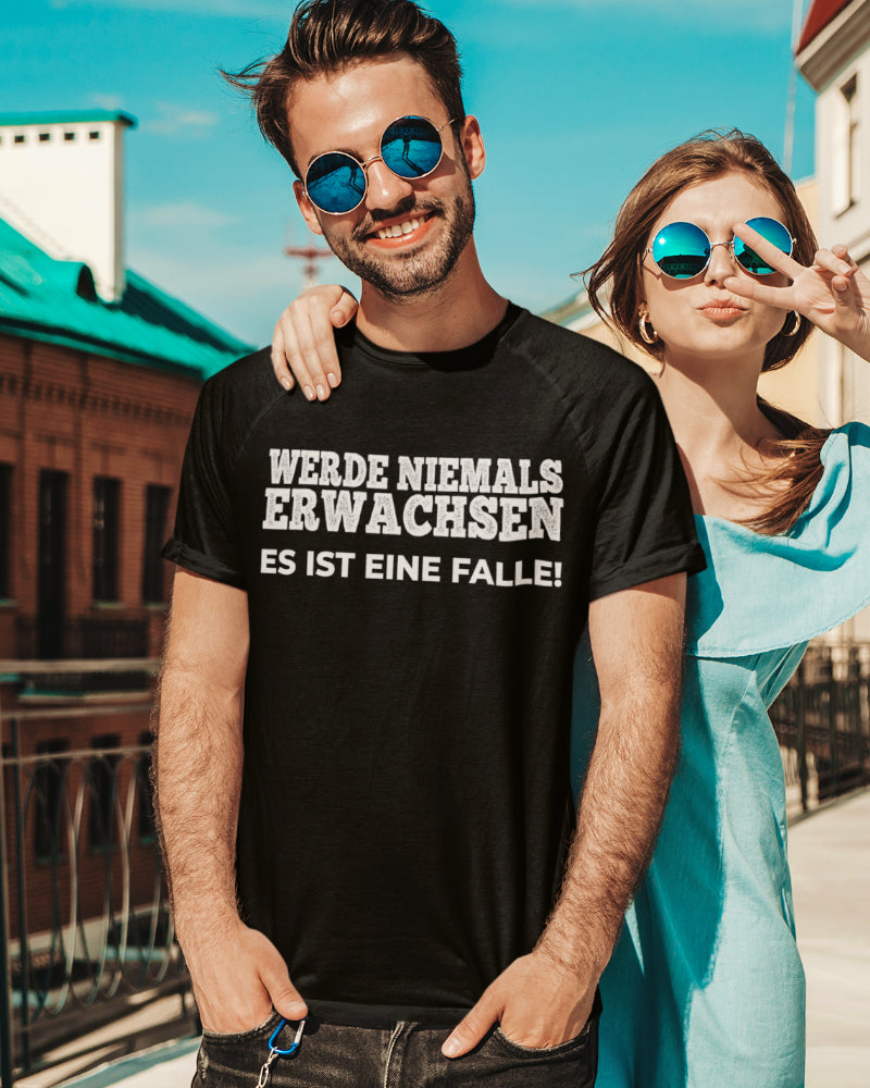 Lustiges Herren Bio T-Shirt Werde Niemals Erwachsen Es Ist Eine Falle Funshirt