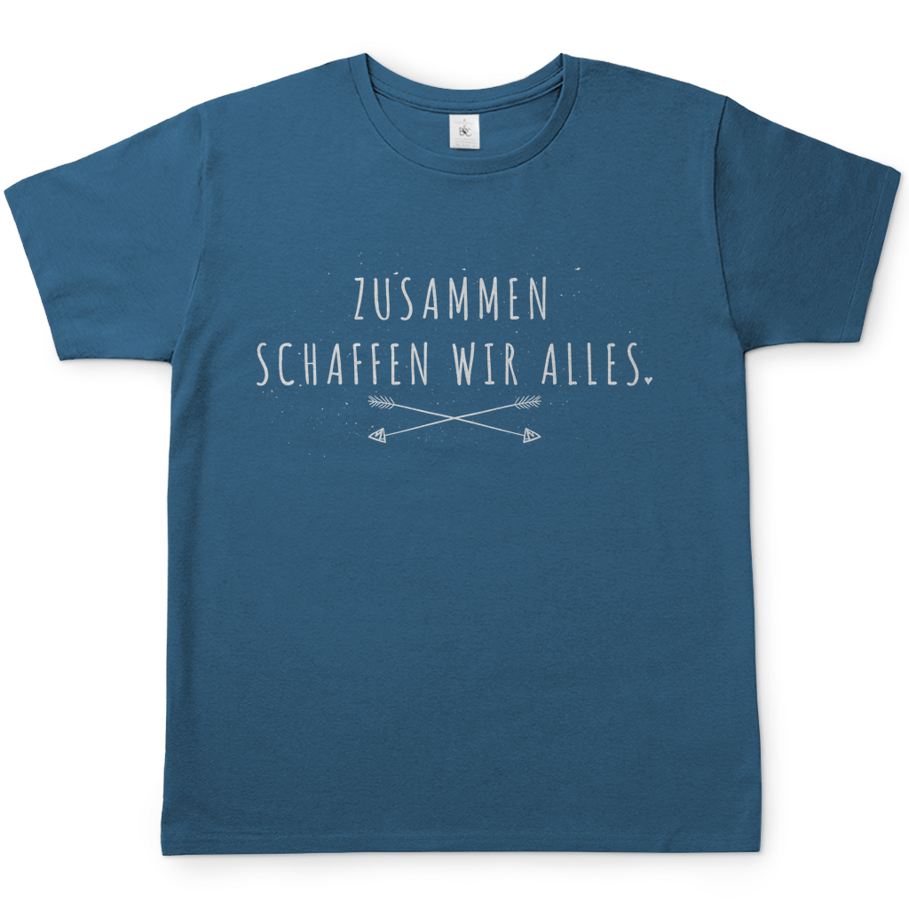 Zusammen schaffen wir alles Herren T-Shirt in Stone Blue mit weißem Spruch-Design und gekreuzten Pfeilen, körperbetonte Passform, Rundhalsausschnitt