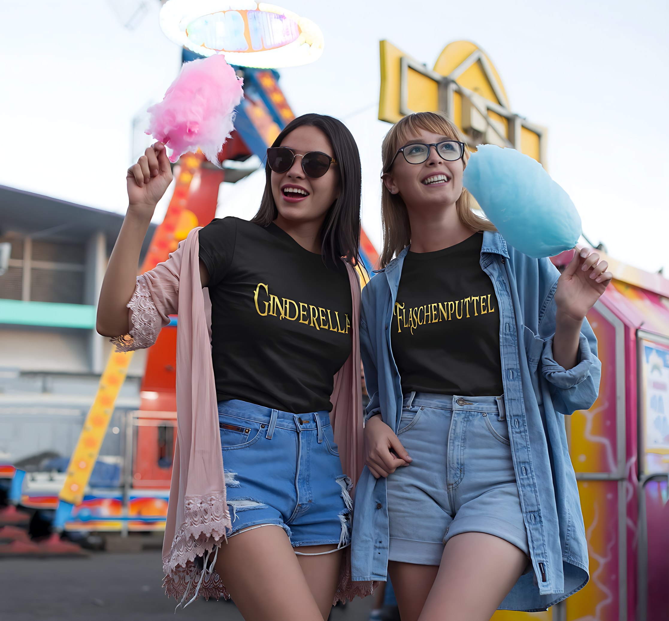 Zwei Freundinnen mit Gold Prinzessinnen Shirts Ginderella und Flaschenputtel