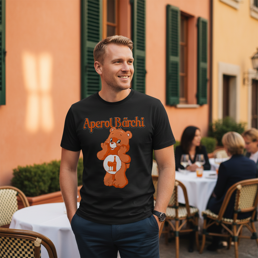 Aperol Bärchi Herren Shirt getragen bei italienischem Aperitivo auf Restaurant-Terrasse im Abendlicht
