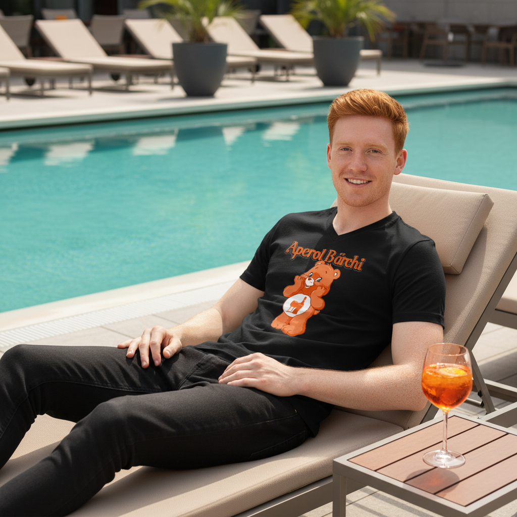 Aperol Bärchi V-Neck getragen an Pool-Lounge im Boutique-Hotel mit Aperol Spritz und Sommervibes