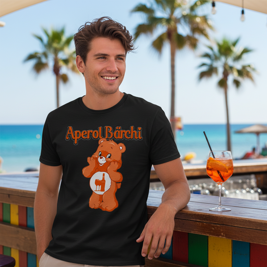 Mann trägt Aperol Bärchi Shirt an sommerlicher Strandbar am Mittelmeer mit Aperol Spritz