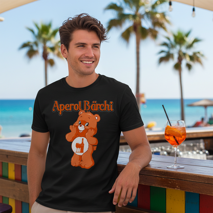 Mann trägt Aperol Bärchi Shirt an sommerlicher Strandbar am Mittelmeer mit Aperol Spritz