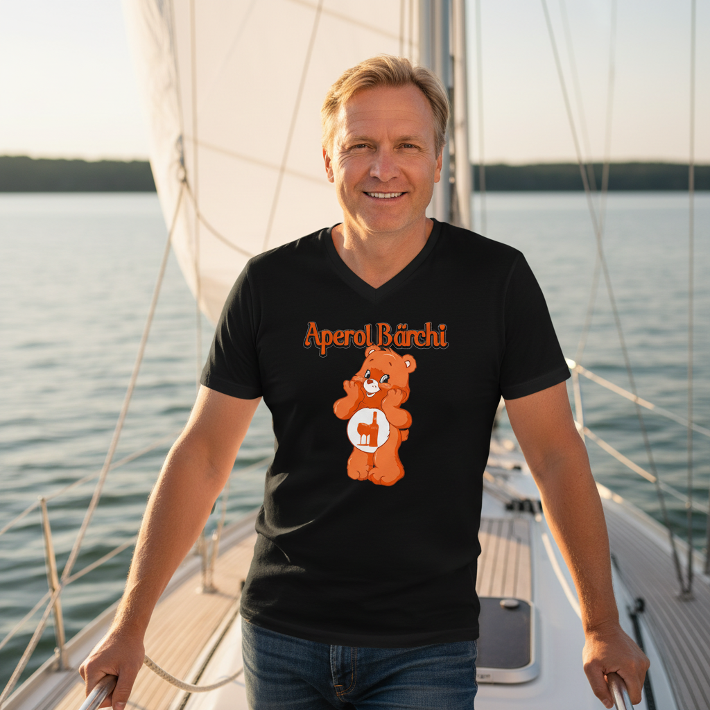 Sommerlicher Bootsausflug mit Aperol Bärchi V-Neck auf Yacht-Deck bei goldener Stunde und Segelvibes