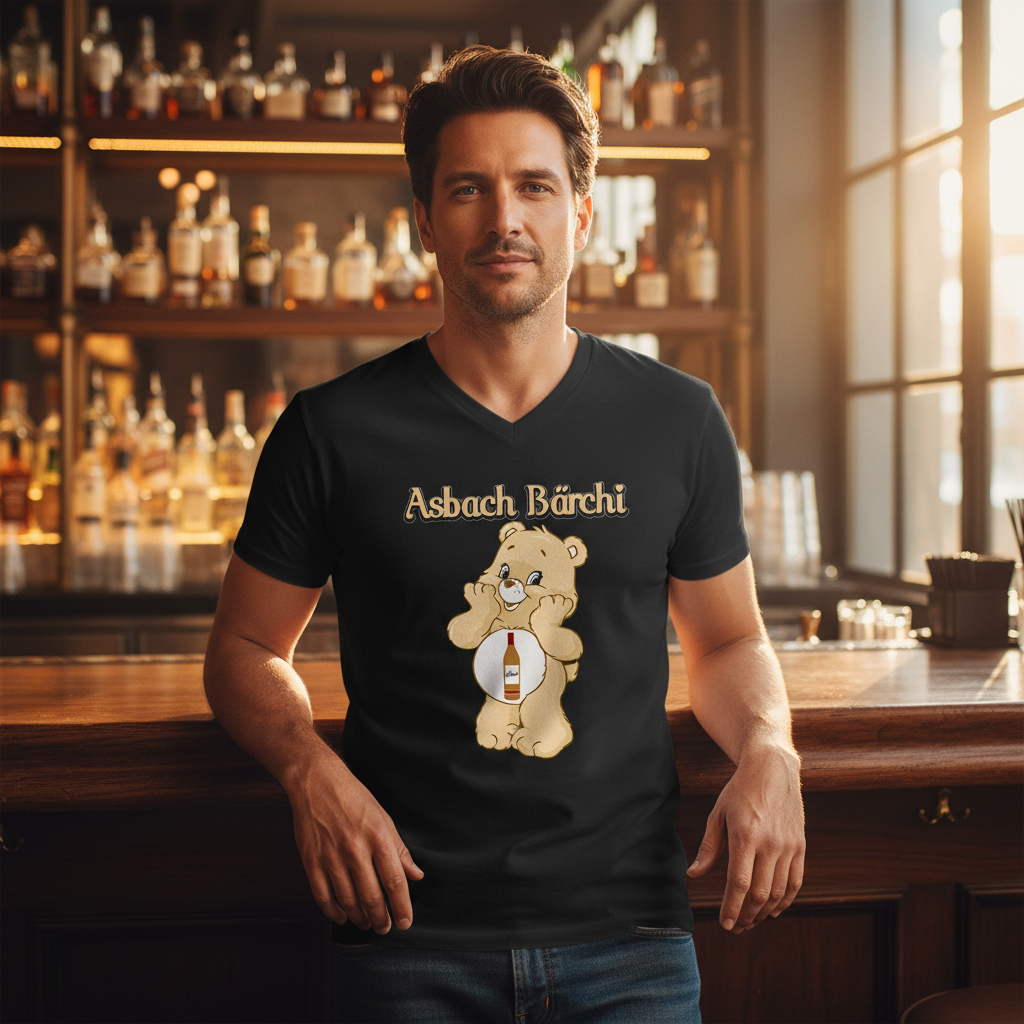 Herren V-Neck Shirt schwarz Asbach Bärchi Aufdruck getragen in stilvoller Bar, beiger Glücksbär mit Asbach Uralt Flasche, Spirituosenregal Hintergrund