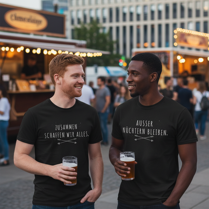 Zwei Männer mit AUSSER NÜCHTERN BLEIBEN Partnerlook Shirts beim Craft Beer Festival am Abend