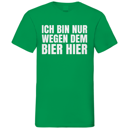 Ich bin nur wegen dem Bier hier - Herren V-Neck Shirt Kelly Green