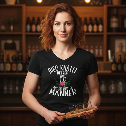 Bier knallt besser als die meisten Männer - V-Neck Damenshirt
