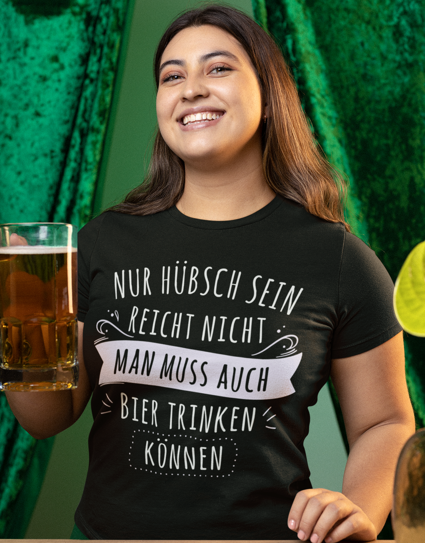 Nur hübsch sein reicht nicht Bier trinken - Damenshirt