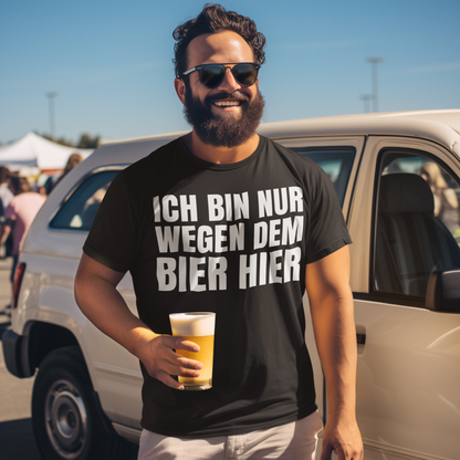 Ich bin nur wegen dem Bier hier - Herren Shirt