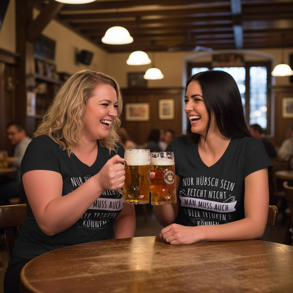 Nur hübsch sein reicht nicht Bier trinken - V-Neck Damenshirt