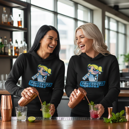 Zwei Frauen tragen den Bubbles Powerpuff Girls Hoodie beim Cocktail-Workshop im Partnerlook