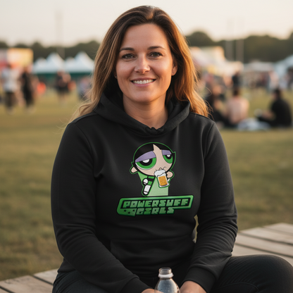 Eine Frau trägt den Buttercup Powersuff Hoodie auf einem Festival und entspannt im Freien